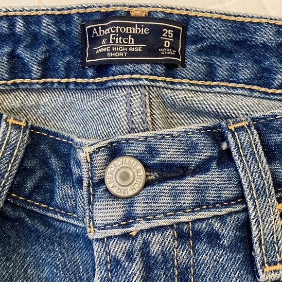 Abercrombie & Fitch Annie high rise short. Worn once. Size 25/0 - Picture 3 of 3